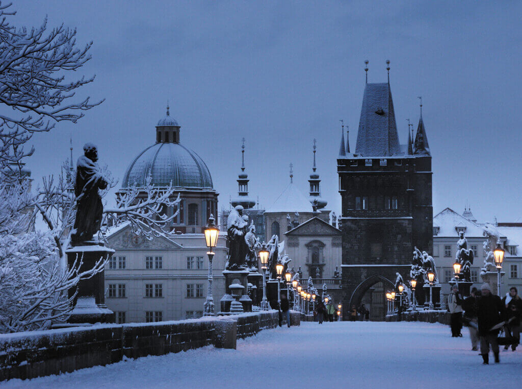 Karlův most v zimě pod sněhem